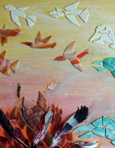 Strukturiertes orange-gelbes Bild mit Mosaik-Vögeln und Federn. Einige Vögel fliegen davon, ein Vogel ist abgestürzt.